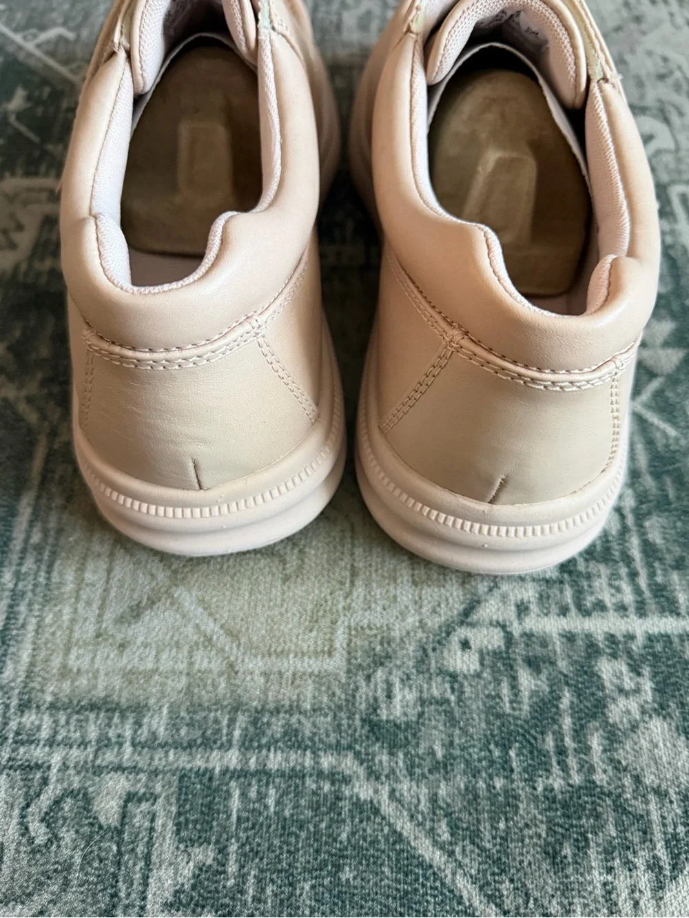 Hush Puppies Men's Gil shoes in a light pink color size 9